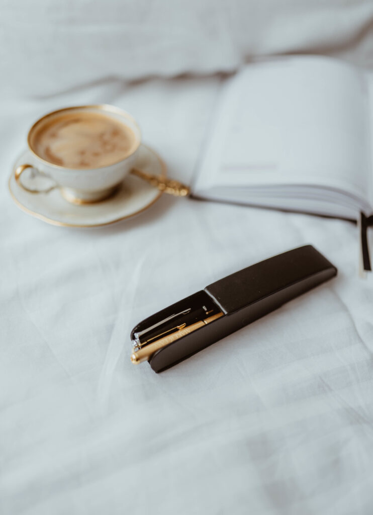 elegancki zestaw piór z etui