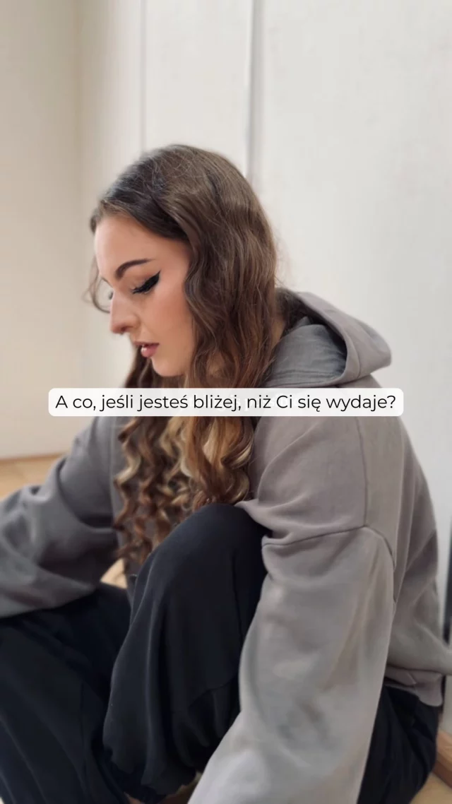 Pamiętam, że to właśnie na studiach zaczęłam świadomie planować. Zapisywałam codzienne zadania, ale też większe cele i marzenia, które wtedy wydawały się jeszcze bardzo odległe.

Dziś wiem, że to był piękny początek drogi do miejsca, w którym jestem teraz.

Dlatego tak bardzo wierzę w siłę zapisywania swoich planów. Nie dlatego, że wszystko zawsze idzie zgodnie z nimi. Ale dlatego, że łatwiej iść do przodu, kiedy wiesz, dokąd chcesz zmierzać.

A Ty? Zapisujesz swoje marzenia, czy na razie trzymasz je tylko w głowie? ✨

#makeiteasypl #plannerstudencki #planowanie #student #studentprawa