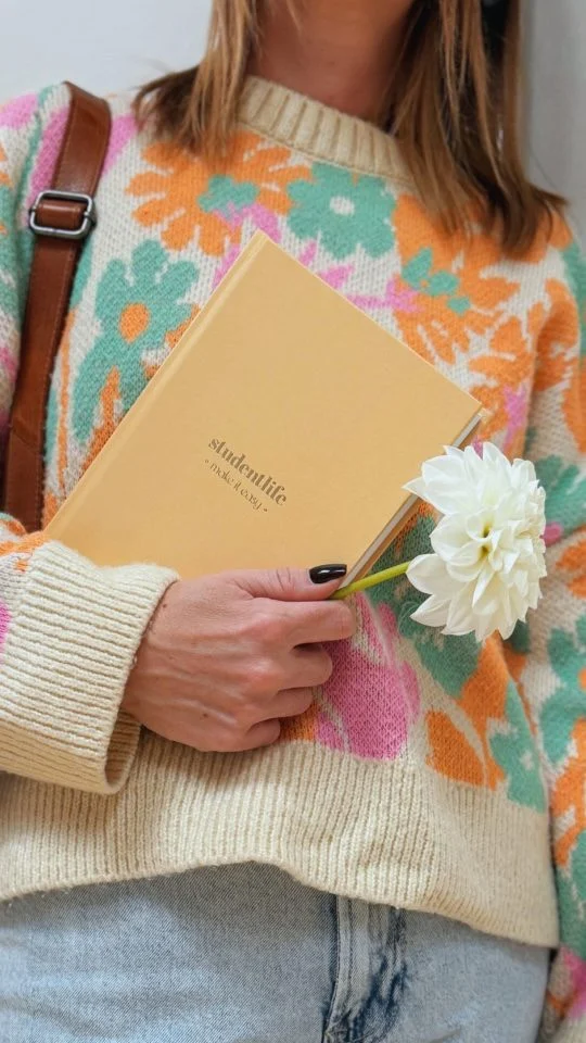 Wiem, wiem, za oknem coraz ciemniej, a my pokazujemy lato. 🌸
Ale właśnie dlatego tak bardzo lubię tę okładkę.

Rok akademicki to nie tylko wrzesień i świeży zapał. To też listopadowe szarości, sesja i dni, w których nic się nie chce. W takie dni dobrze mieć przy sobie coś, co jest jak odrobina słońca w torbie. 🤍

Pastelowa okładka planera akademickiego ma z Wami być od pierwszego wykładu do ostatniego egzaminu. Do zapisywania terminów, planów nauki, małych zwycięstw i tych dużych też.

A Wy jaką macie zasadę, jak planujecie rok akademicki? Zapisujecie wszystko od razu, czy ogarniacie się dopiero przed sesją? 😄 Napiszcie, jestem ciekawa!

Planer akademicki 2026/2027 znajdziecie w naszym sklepie. 🔗

#makeiteasypl #planerakademicki #plannerstudencki #student #rokakademicki